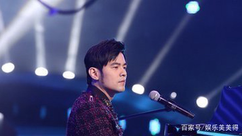 周杰伦低调陪妻录综艺，清迈街头被网友偶遇引热议